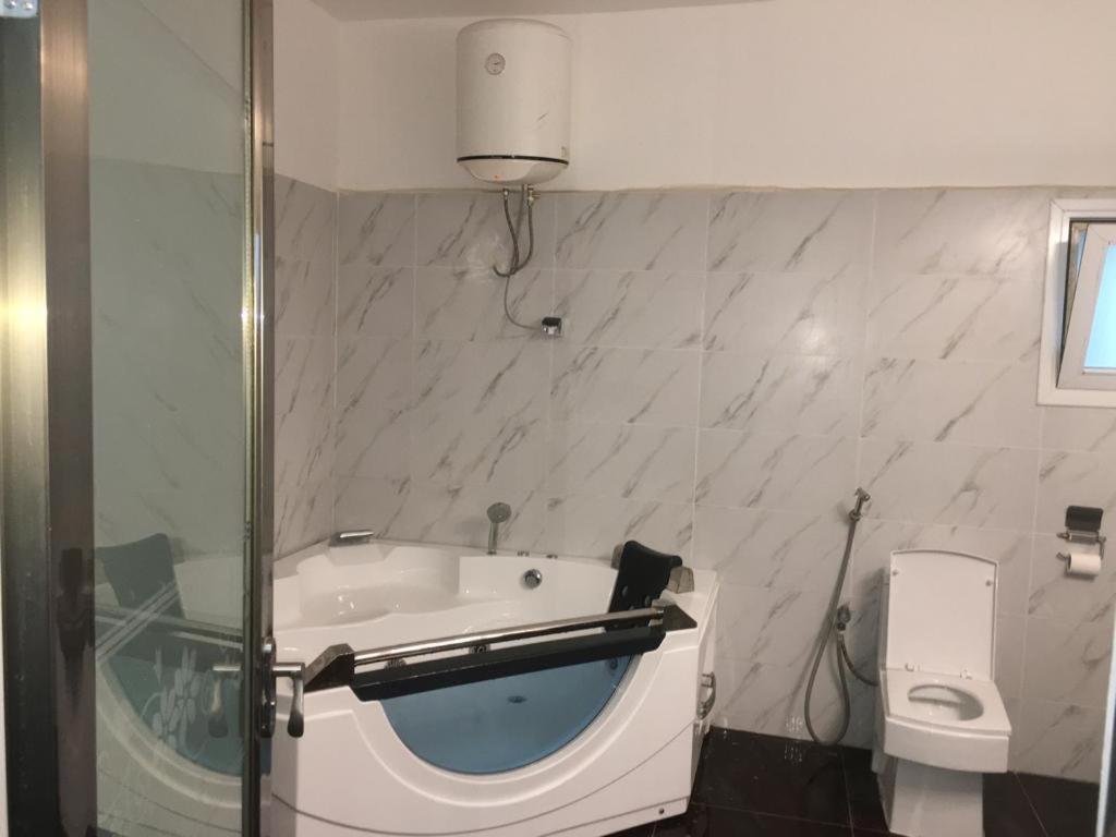 Saly - Villa Kage 6 Chambres -Clim-Wifi-Eau Chaude-Billard-Babyfoot-Ping Pong-Canal - Electricite Non Comprise Exteriör bild